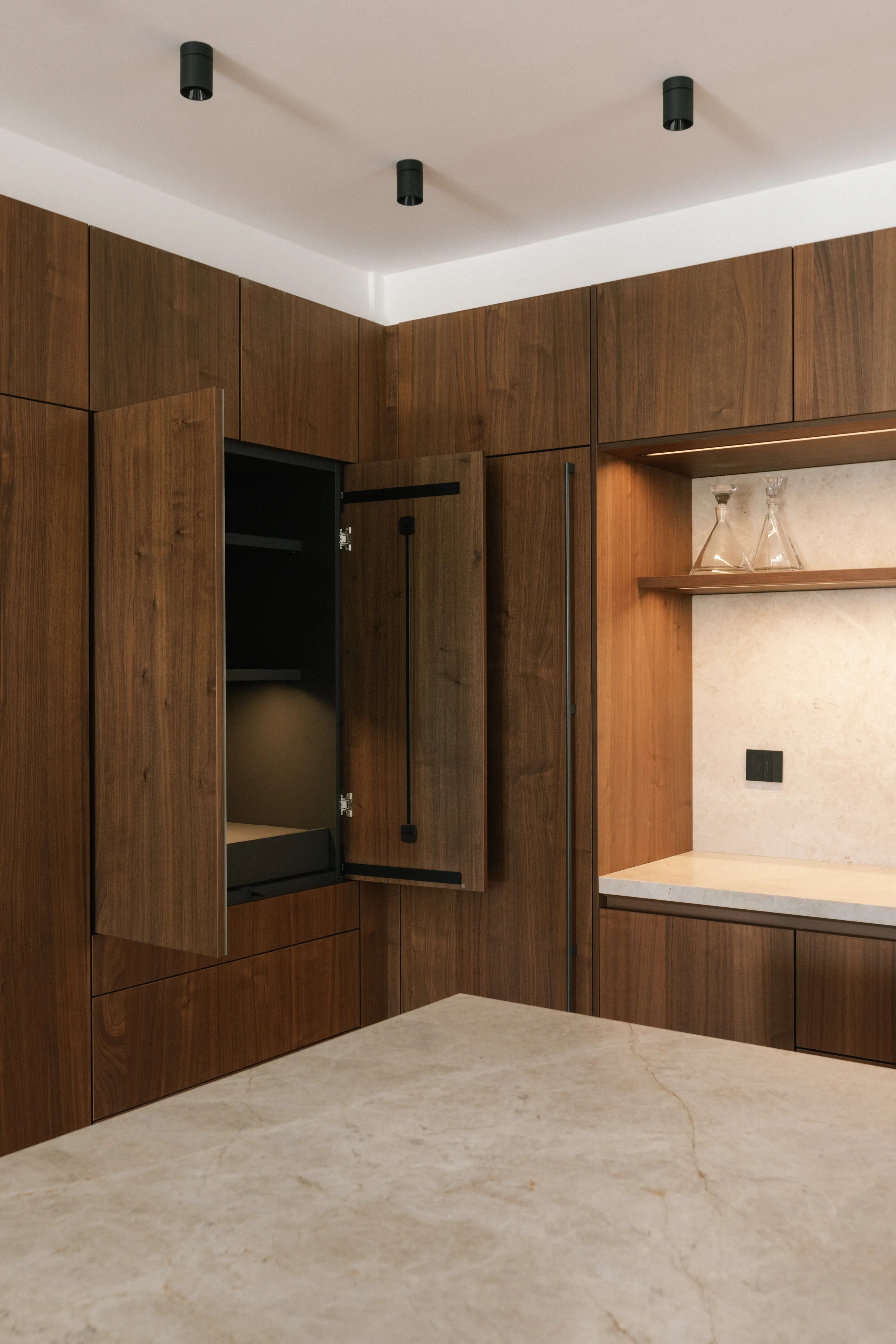 Валенсия 1 ремонт кухни with modern cabinetry, worktop, backsplash, and warm освещение